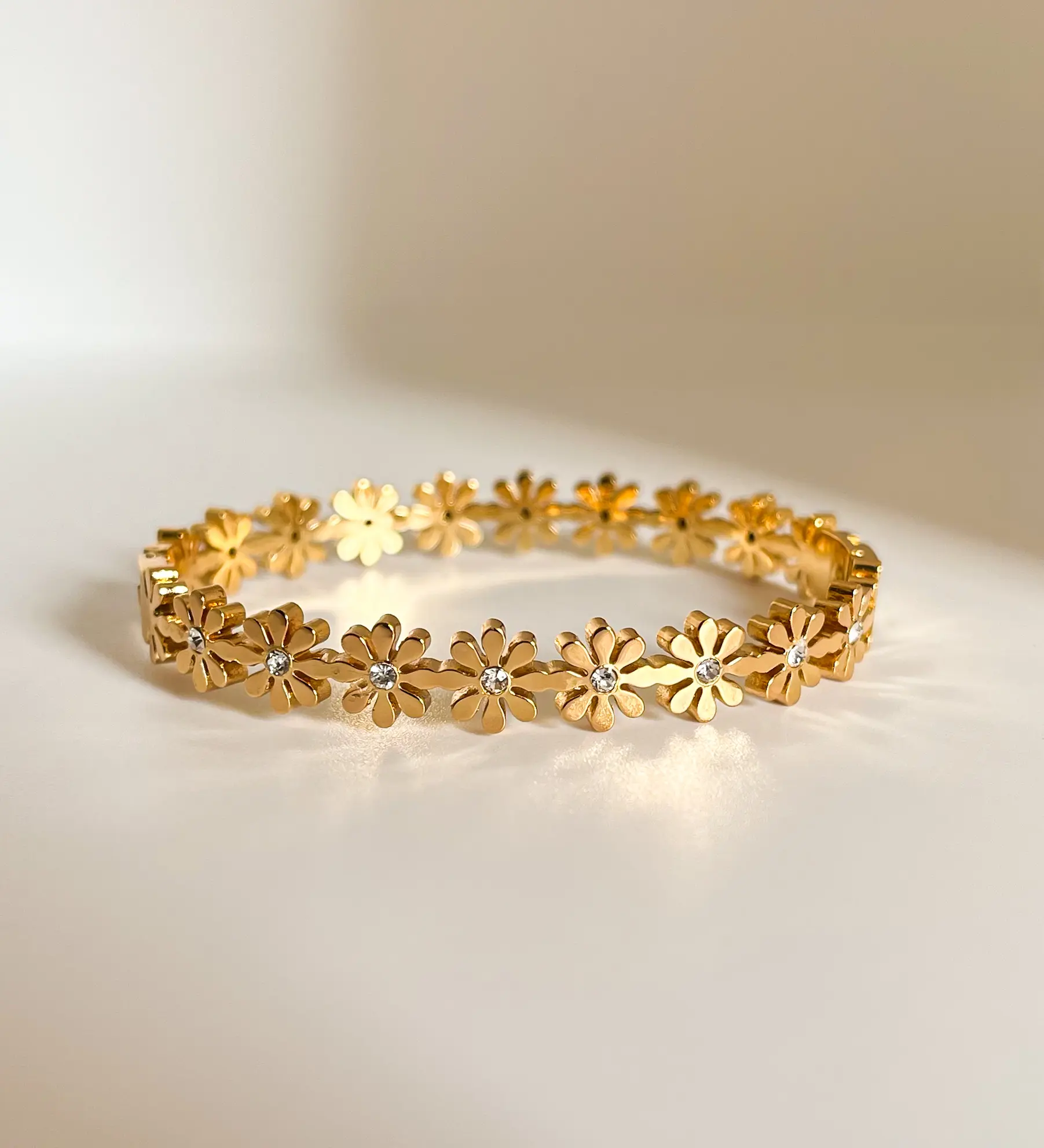 Daisy Gold Bracelet with Crystals – Floral Chain Jewelry
